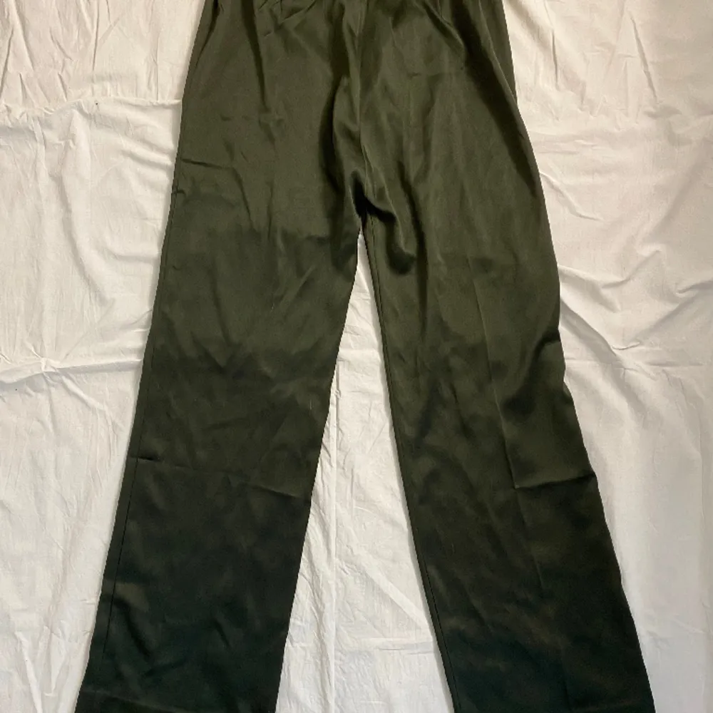 mörkgröna kostymbyxor i satin från envii, insydda då dom är för stora på mig, lätt att ta upp. midja: 36cm innerben: 82cm. Jeans & Byxor.