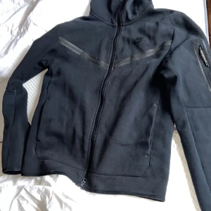 Svart nike tech kofta - Storlek M. Svart kofta ganska bra skick. Köptes för 1300