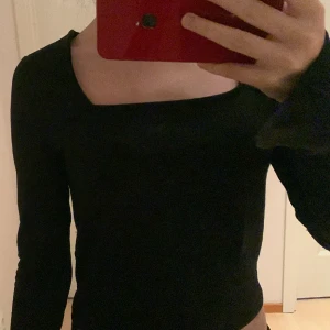 topp/ tröja - säljer denna toppen me slits vid armarna. helt ny säljs pga för liten!❤️