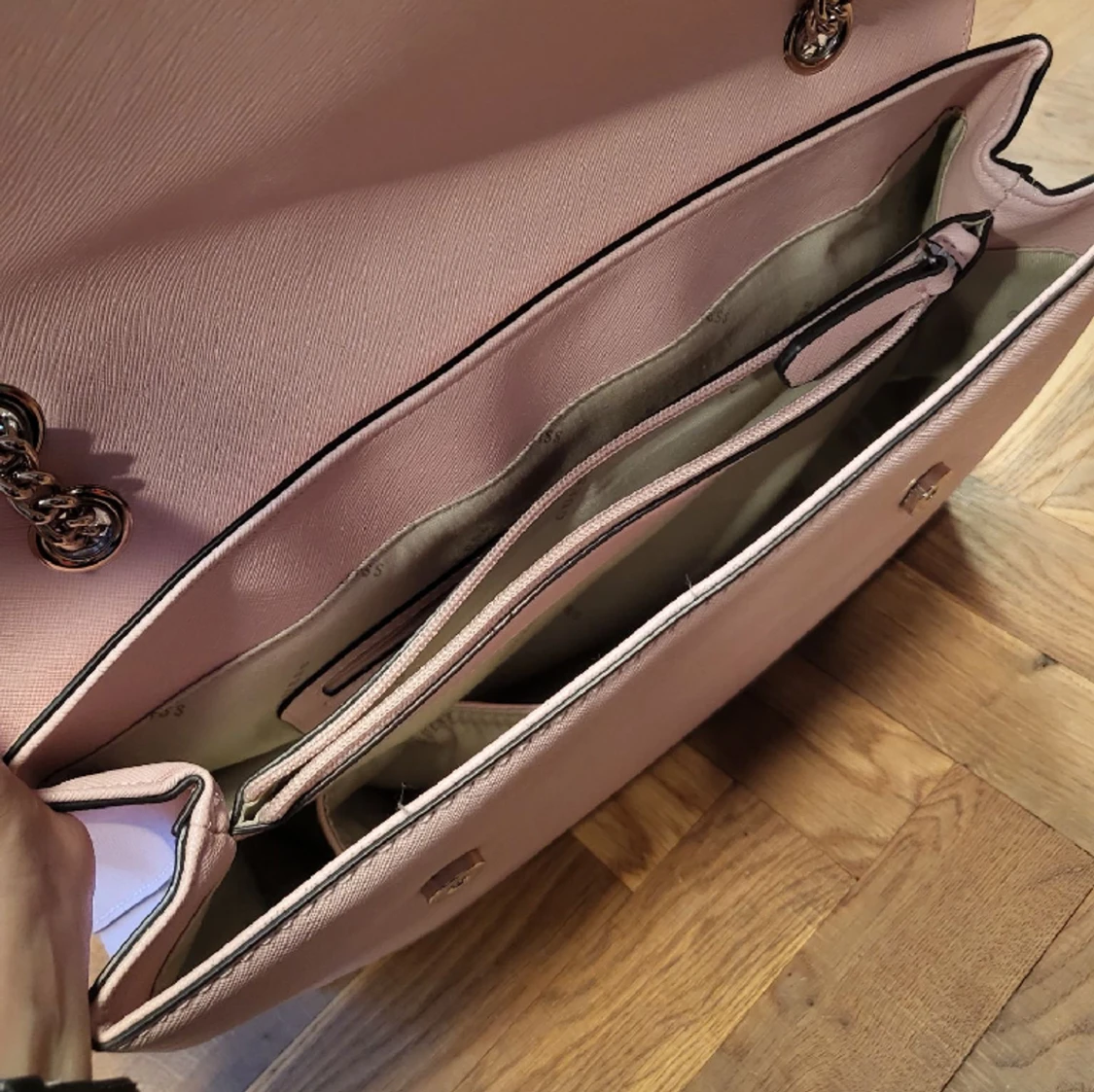 Babyrosa handväska från Guess  - 91