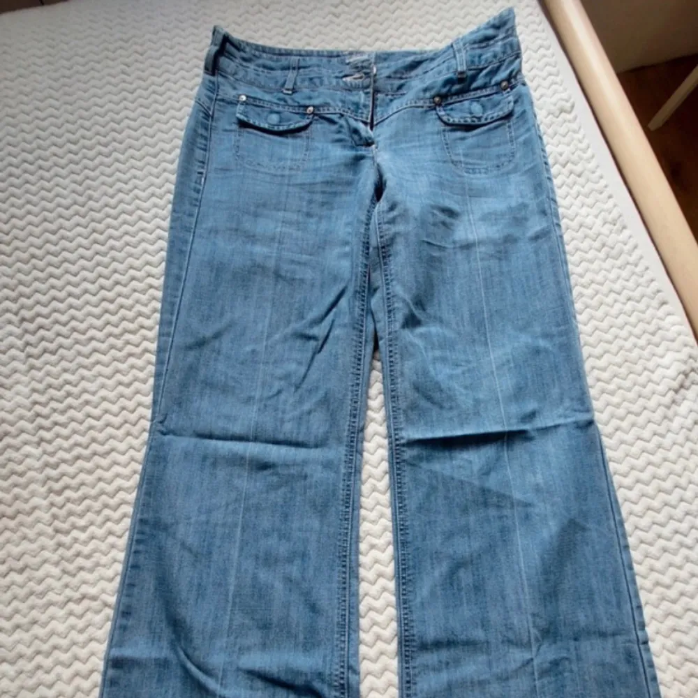 Skitsnygga utsvängda jeans. Knappen är trasig (skriv för bild) men annars i mycket fint skick! Skriv för mått 💕. Jeans & Byxor.