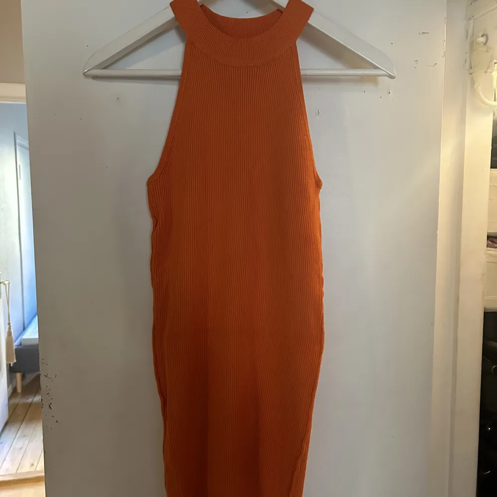 Superfin orange klänning med hög hals . Klänningar.