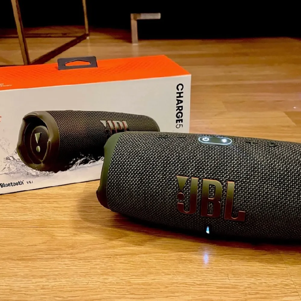 JBL blutooth högtalare, köpt 8 juli förra året men är sparsamt använd, köpt för 1290kr på media markt . Övrigt.