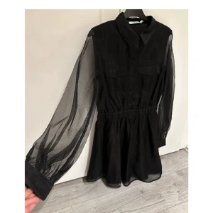 Festklänning från Na-kd 36 ny med tags!  - Svart snygg festklänning storlek 36. Från märket Na-kd. Ny med tags! Fin julklapp! 