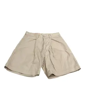 Beiga sweet sktbs shorts i bra skick. Storleken är xs och midjemåttet mätte jag till ca 73 cm. Säljer pga att dem inte längre kommer till användning. Köpare står för frakt!