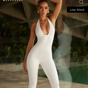 Vit urringad jumpsuit m. Slits. - Vit tajt jumpsuit med slits på sidan. Strl. S/M Från Oh-polly, fel storlek därav säljs. Använts 1 gång. Går bra att be om bild med plagget på privat! Pris kan diskuteras, om det så skulle behövas.
