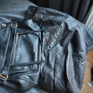 Calvin Klein väska - Fin Calvin Klein väska, köpt på Vinted aldrig använd av mig. Dustbag medkommer