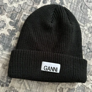 Ganni mössa svart  - Endast prövad! Nyskick! 