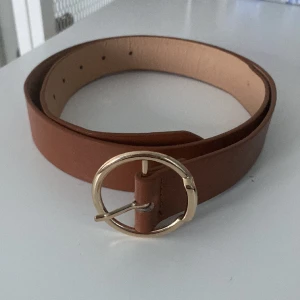 Brunt skinn skärp - Ett brunt skärp med guldspänne, det är lite utslitet därav priset🫶 passar till allt 🩷