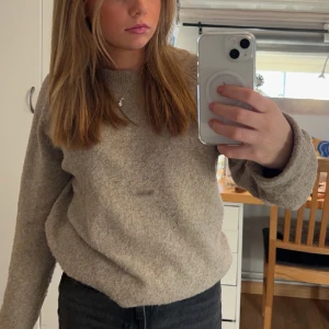 Beige stickad tröja  - Säljer min beiga stickade tröja från Vero moda då den har blivit förstor. Jätte snygg vardagströja!  Köpt för över 300kr på ett köpcentrum, säljes för 150kr eller bud!  (Tröjan jag ingen fläck utan det är min spegel som är fläckig) 