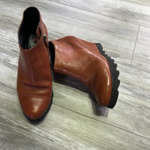 Ankelboots - stövlar från högl använd några gånger, mycket fina och bekväma och Top kvalitet. Är i mörk orange/ brun färg. 