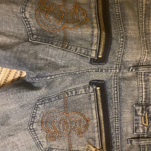 Lågmidjade Vida Diesel jeans - Hej!! Nu säljer jag mina asballa dieseljeans pga rensning. De är i ett primaskick och bra kvalitet! ❤️