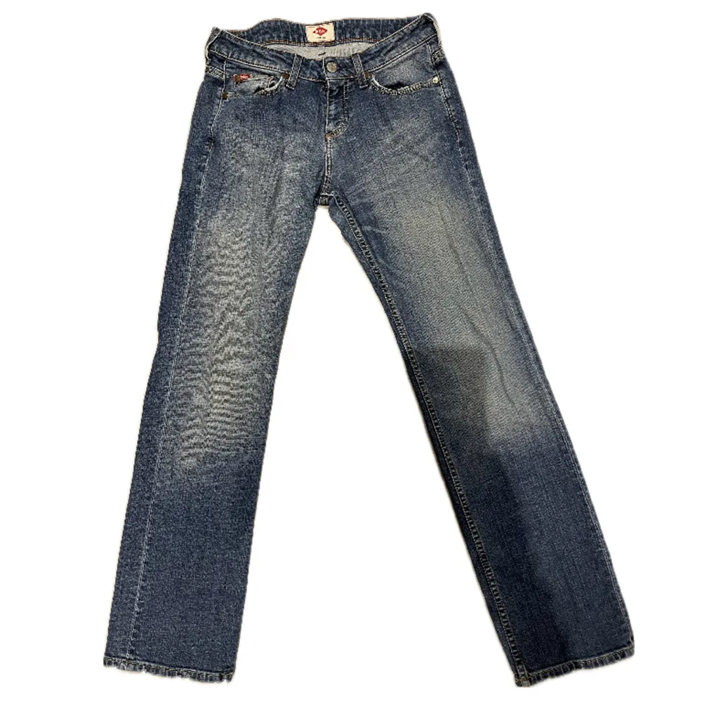 skitsnygga lågmidjade jeans från märket lee cooper. Hittade ingen storlek på lappen men passar någon som brukar ha på sig S, fråga gärna om fler bilder. Jeans & Byxor.