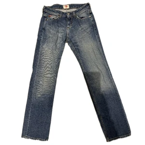 Lågmidjade jeans - skitsnygga lågmidjade jeans från märket lee cooper. Hittade ingen storlek på lappen men passar någon som brukar ha på sig S, fråga gärna om fler bilder