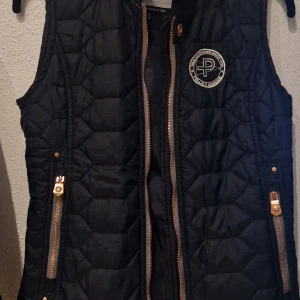 Pelle P väst - Marinblå väst från Pelle P. Ordinarie pris: 1500:-
