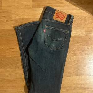 Säljer nu dessa snygga jeans från Levis. Nypris 1200, mitt pris 199kr😎