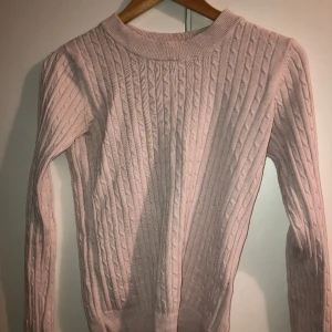 Stickad tröja  - Från gina i strl S men skulle säga den är mer av en M/L
