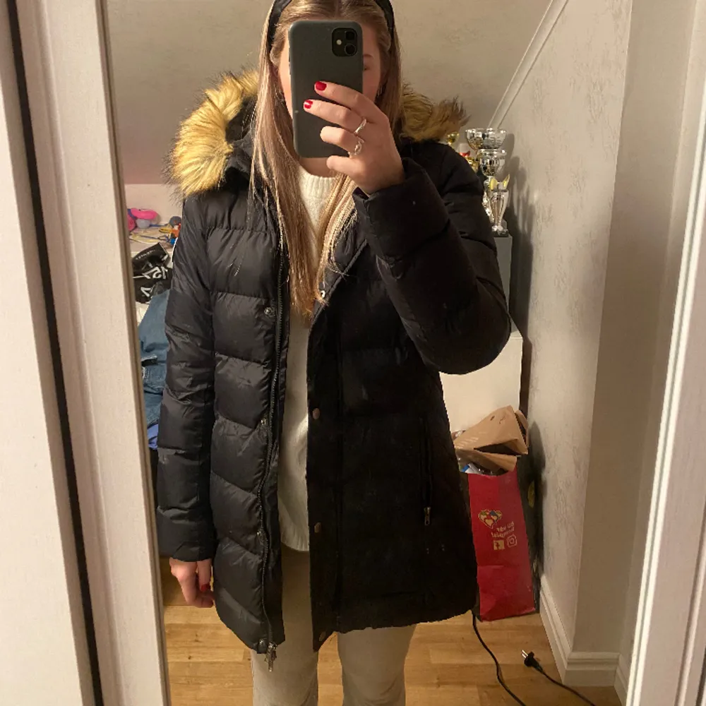 Hjälper min syster att sälja hennes jacka. Hon köpte den för två år sen och har knappt använt den💕bra skick och varm. Jackor.