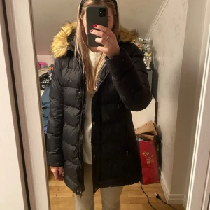 Lång jacka  - Hjälper min syster att sälja hennes jacka. Hon köpte den för två år sen och har knappt använt den💕bra skick och varm