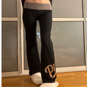 Pink yogapants  - Victorias secret pink yoga pants i stolek S. De är i fint skick. De har även en ficka på insidan.Innerbenslängd:80cm Vill du köpa trycker du på ”köp nu” jag postar inom 24h