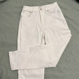 Vita jeans - Vita stretchiga jeans från Gina Tricot. Modellen är mom jeans och de är i nyskick då dem inte passar mig. Säljes pga garderobrensning. 