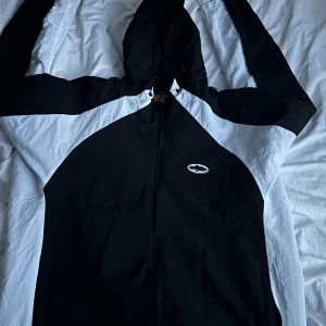 Corteiz windbreaker - Hej jag säljee nu min corteiz windbreaker eller springjacket, har kvitto från förra ägaren som köpt den från stock X 