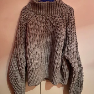 Stickad tröja - Jättefin virkad tröja som passar perfekt till vintern/våren och har färgen grå. Tröjan är i väldigt bra skick och sälgs för att den aldrig kommer till användning. Pris kan diskuteras💕💕💕