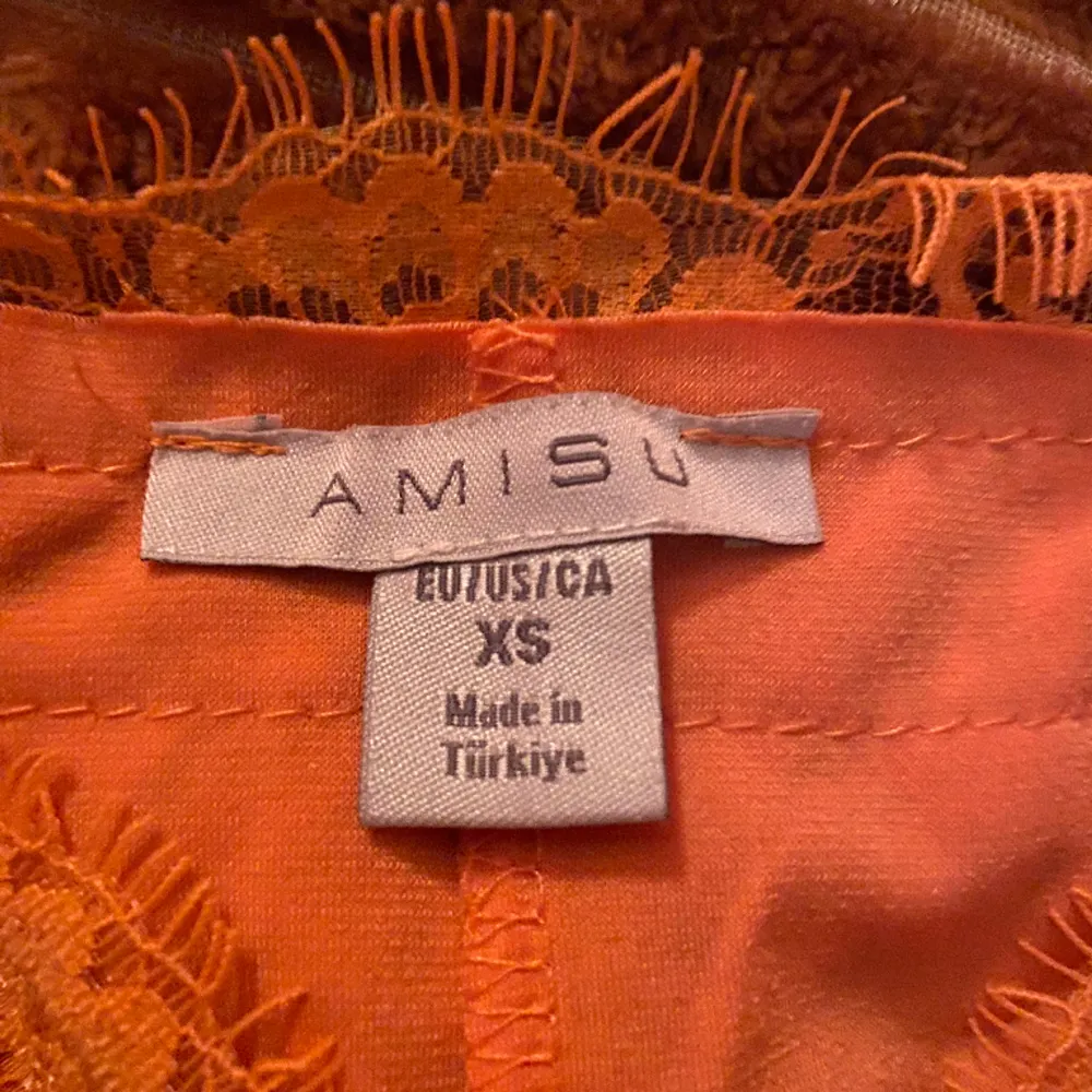 Jätte fint oranget spets linne från new yorker. Är i väldigt bra skick och har ändasts används ett fåtal gånger. Pris kan diskuteras💕💕💕. Toppar.