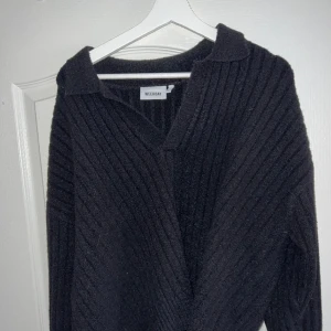 Svart stickad tröja  - Svart stickad tröja från weekday endast använd 2 gånger 