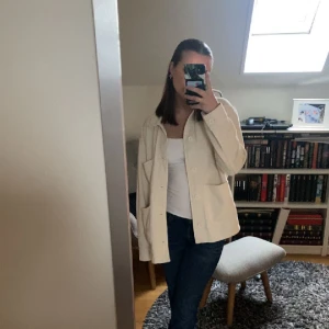 beige kappa - Säljer denna superfina beiga kappan från zara, jättefint skick och använd enstaka gånger. Säljer då jag vill köpa en annan jacka. 💕