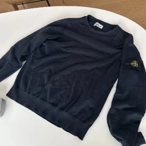 Stone island tröja  - Säljer denna stone island junior tröjan i storlek 156 vilket motsvarar ungefär XS bra skick inga defekter, snabb å enkel affär 