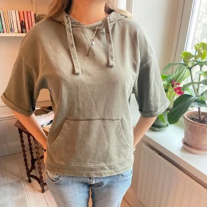 Kortärmad hoodie - SVIN cool kortärmad hoodie, jätte fin grön färg och i perfekt skick. Knappt använd!  Skriv för fler bilder/frågor🤍🙌