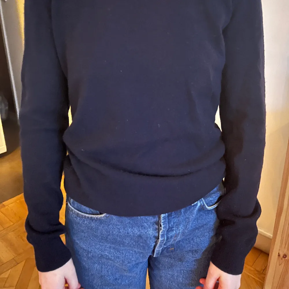 Mörkblå stickad tröja från Uniqlo i 100% cashmere. . Tröjor & Koftor.