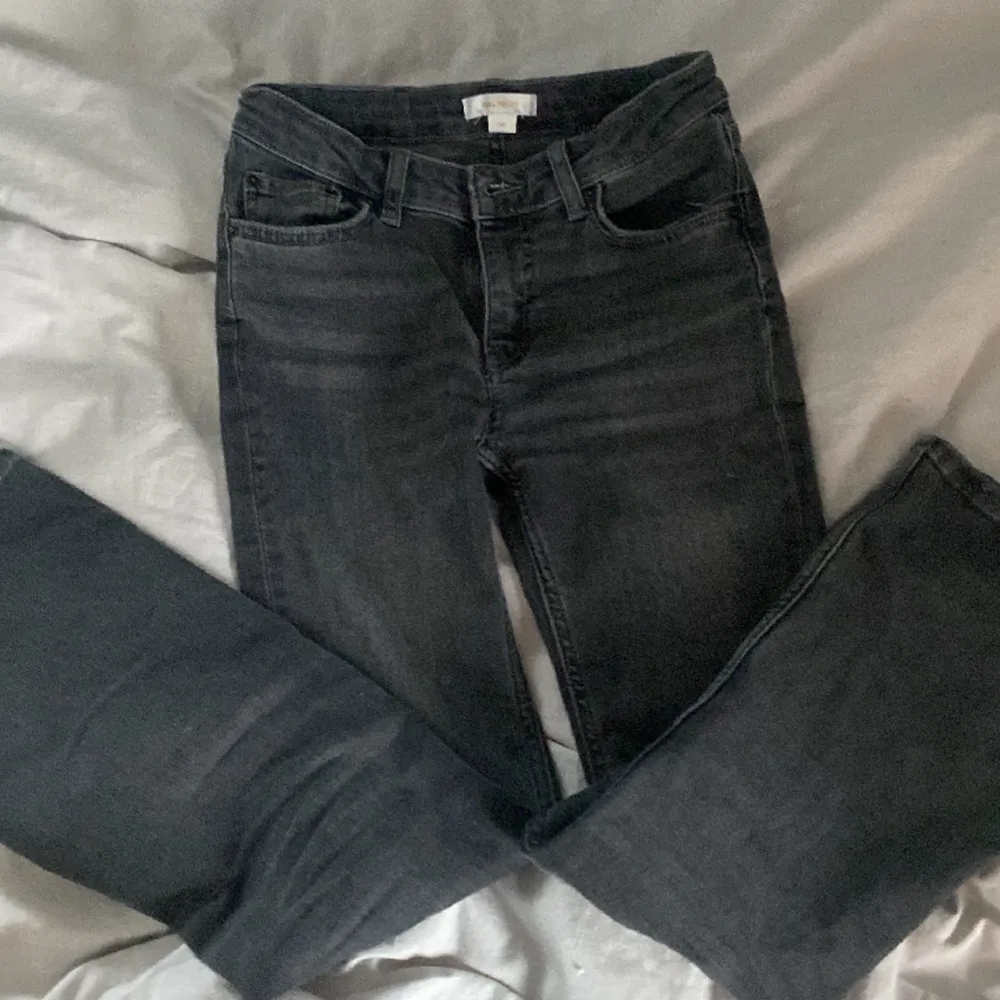 Young Gina-tricot bootcut-jeans i storlek 146 men passar nog till folk som är upp till 150 cm.  !Defekter förekommer, därav priset!❤️. Jeans & Byxor.