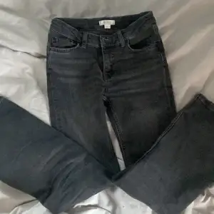 Young Gina-tricot bootcut-jeans i storlek 146 men passar nog till folk som är upp till 150 cm.  !Defekter förekommer, därav priset!❤️