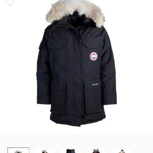 Super fin canada goose jacka fast den är röd och tål upp till -30 så den är super varm,köpt för runt 20 000 men säljer för runt 5000-7000, skriv för egna bilder🩷