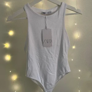 Vit body - Helt ny vit body från zara!💕❌LÄS BIO INNAN DU KONTAKTAR/KÖPER!❌