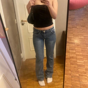 H&M low waist jeans - Low waist jeans i nyskick från H&M i storlek 36. Perfekt i längd på mig som är 165💞. Tryck köp nu💞. Först till kvarn!