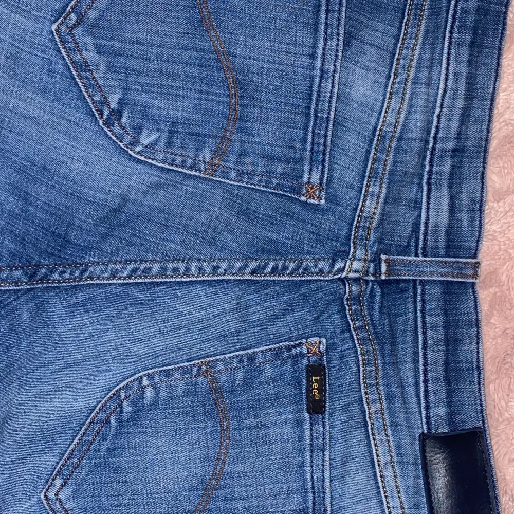 Säljer mig fina jeans ifrån Lee😊dom är i bra skick. Storlek 28💘sälja pågrund av att dom inte kommer till användning🌸. Jeans & Byxor.