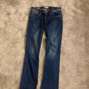 Ltb jeans valerie - Supersnygga Ltb jeans valerie i färgen blue addicted!! Köpta för 900kr. Väldigt bra skick förutom liten slitning längst ner vid vänstra benet❤️i