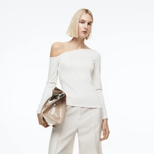 One shoulder tröja  - One shoulder tröja från H&M, knappt använd, som ny.🤍🤍