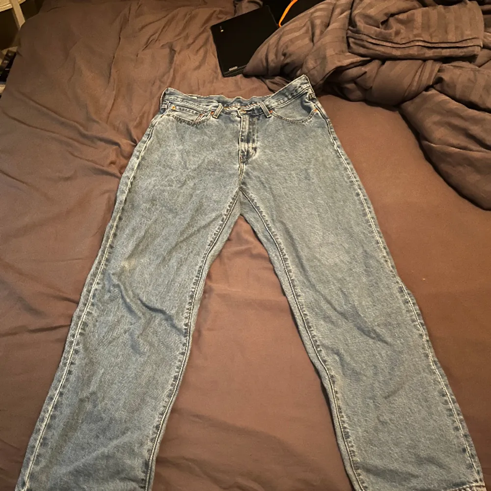 Levis lot stay loose jeans i storlek 33/32. Helt nya iprincip, bara använt dom några gånger. Så dom har bara legat o skräpat i garderoben. Skick 10/10, skriv om ni har några frågor. Ny pris 1300 tror jag . Jeans & Byxor.