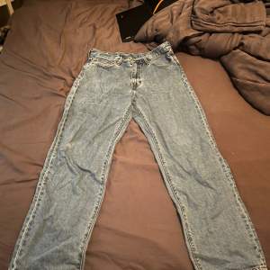 Levis lot stay loose jeans i storlek 33/32. Helt nya iprincip, bara använt dom några gånger. Så dom har bara legat o skräpat i garderoben. Skick 10/10, skriv om ni har några frågor. Ny pris 1300 tror jag 