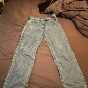 Levis lot stay loose jeans  - Levis lot stay loose jeans i storlek 33/32. Helt nya iprincip, bara använt dom några gånger. Så dom har bara legat o skräpat i garderoben. Skick 10/10, skriv om ni har några frågor. Ny pris 1300 tror jag 