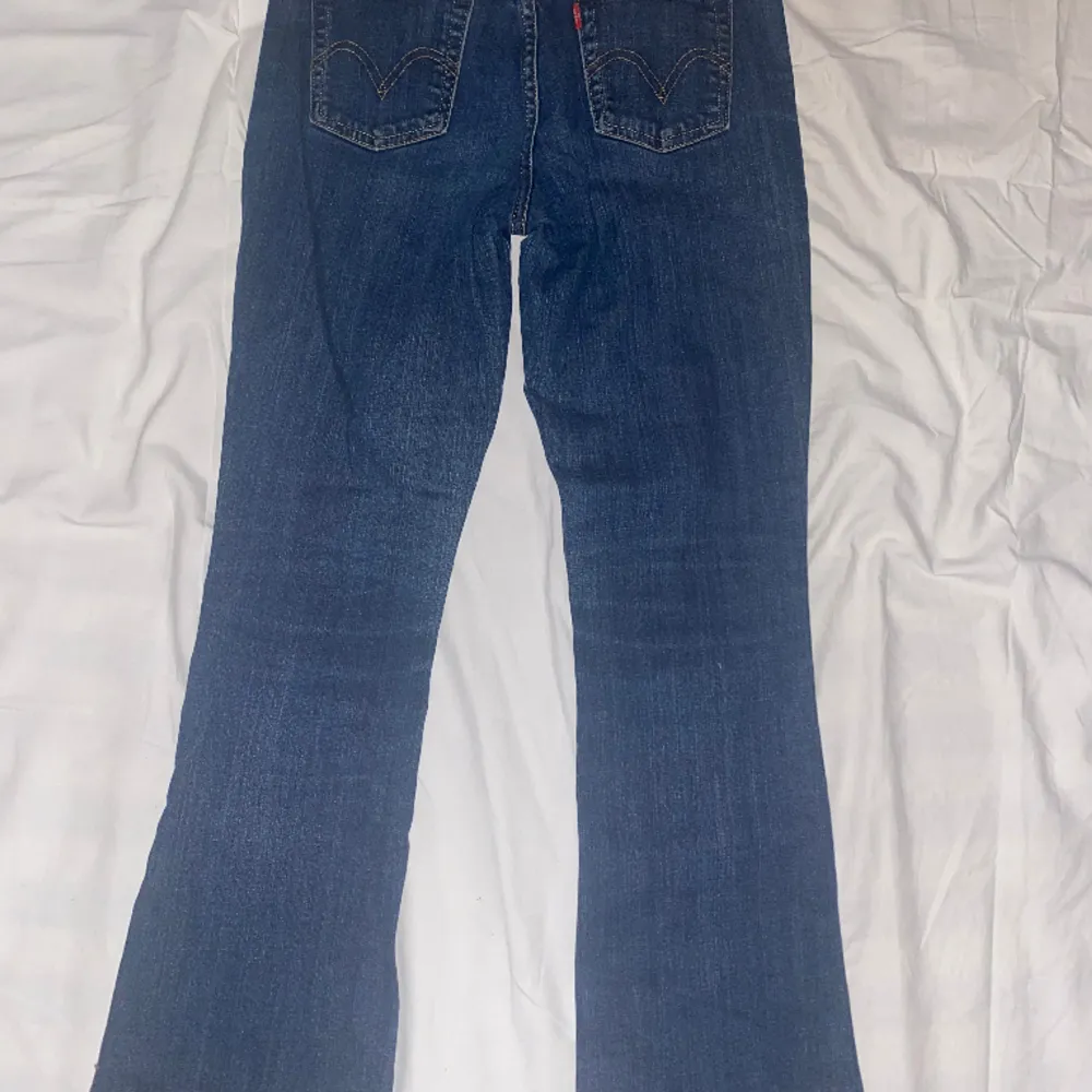 Galet snygga Levis jeans köpta secondhand säljer pga att dessa är för stora för mig men önska de passa då de är så lätta att styla 🙏🏽❤️ midjemått:36 innerbenslängd:73. Jeans & Byxor.
