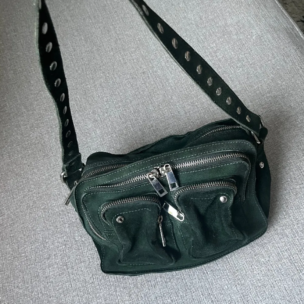 Superfin mörkgrön väska från nunoo.. Väskor.