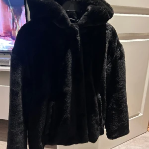 Pälsjacka - Snygg pälsjacka i strl XS i svart. Knappt använd! Som ny!