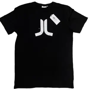 En svart t-shirt med WeSc logga 
