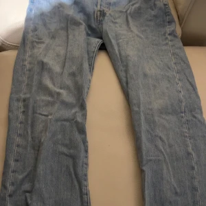 Levis 501  - Säljer mina Levi’s 501 i storlek 32x32. Cond9/10  Vid flera frågor är det bara höra av sig privat till mig. Obs jeansen stryks såklart innan leverans 