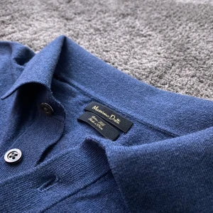 Massimo dutti Rugbytröja  - Sjukt snygg Massimo Dutti Rugbytröja i storlek M (är 184 väger 75 på sista bilden). Tröjan är i bra skick 9/10 hör gärna av er vid fler frågor😁